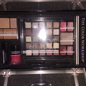 See through lock box three tiers of make up includ